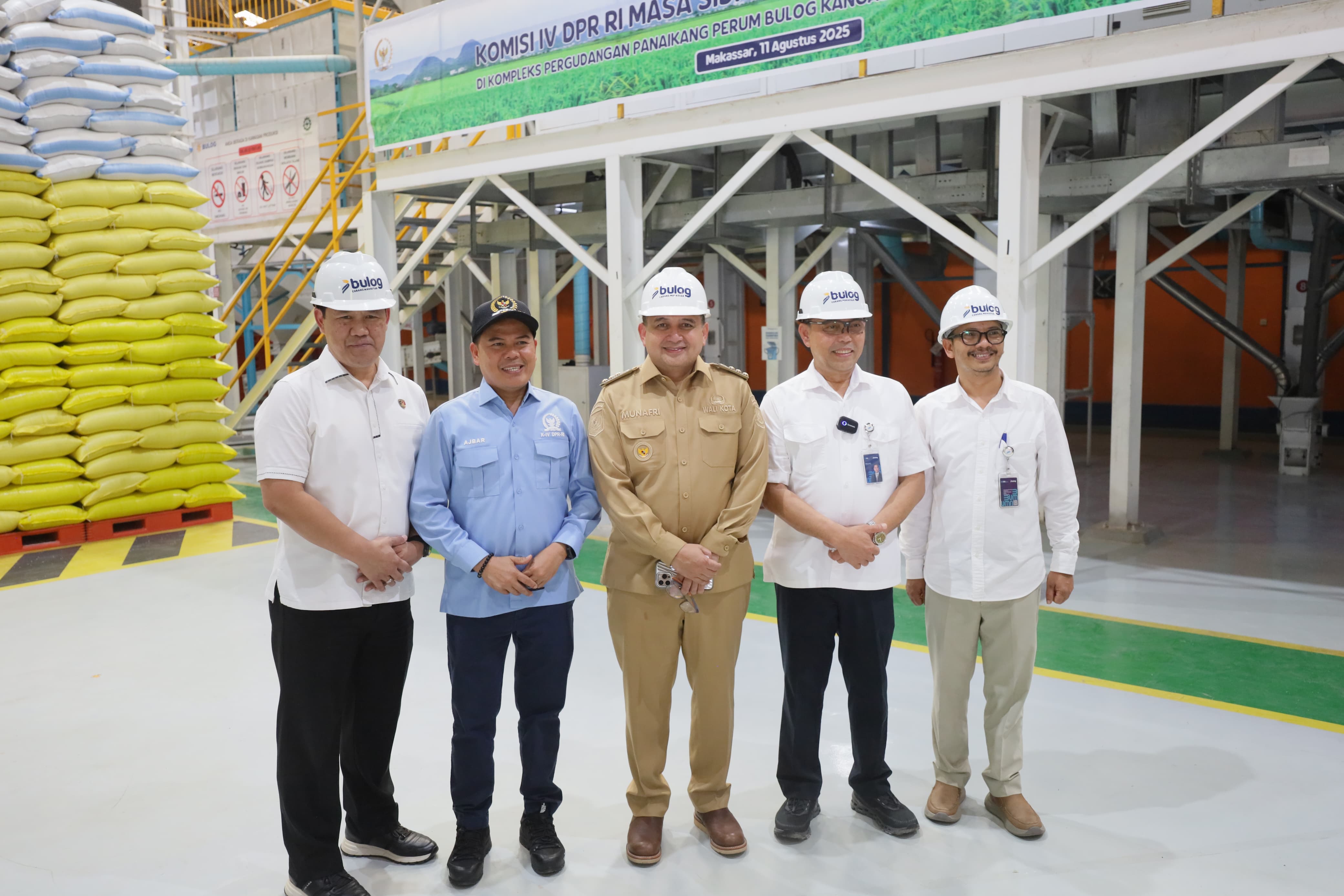 Wali Kota Munafri & Titik Soeharto Tinjau Beras di Bulog Makassar