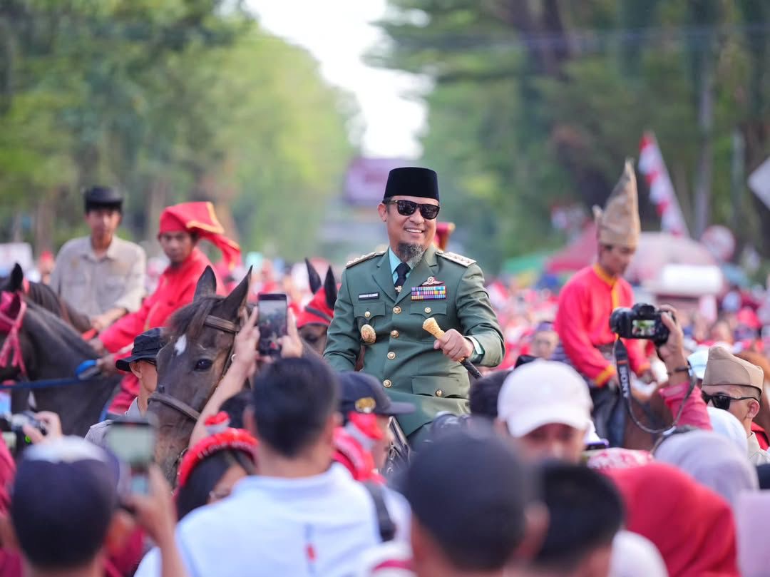 Semarak Kemerdekaan, Gubernur Sulsel Lepas Kirab Karnaval dan Kenakan Kostum Bung Karno Sambil Tunggangi Kuda