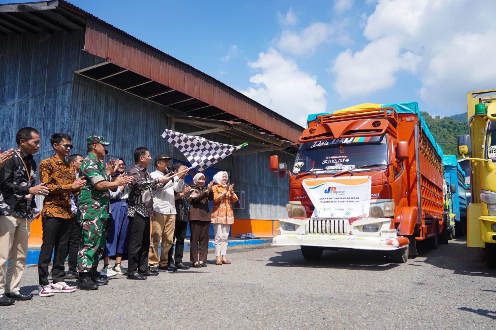 Pj. Wali Kota Palopo Melepas Penyaluran Bantuan Pangan Beras Tahun 2025