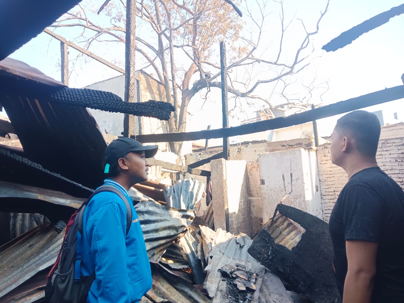 Ketua KNPI Kecamatan Bontoala, Muh. Rustam, bersama jajaran turun langsung ke lokasi kebakaran di Jl Kandea