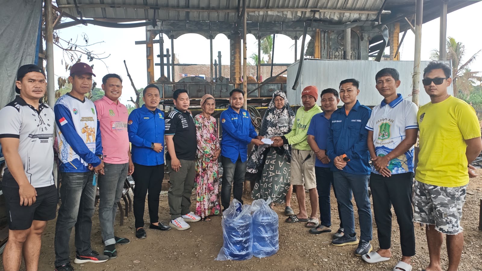 KNPI Dua Pitue Salurkan Bantuan untuk Korban Kebakaran, Wujud Nyata Kepedulian Pemuda