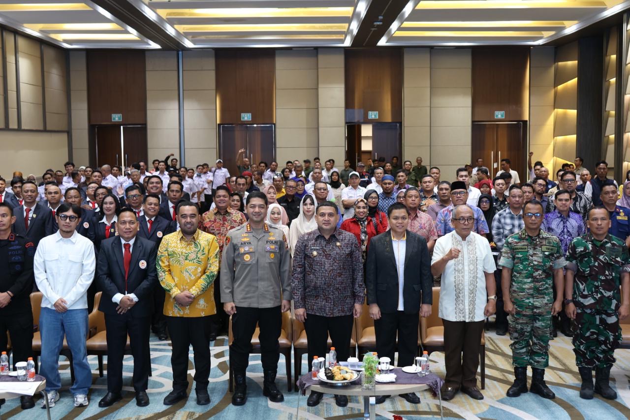 Kadis Dispora Makassar, Syamsul Bahri, S.IP., M.Si, mendampingi Wali Kota Makassar, Munafri Arifuddin, pada Pelantikan dan Pengukuhan Pengurus KONI.