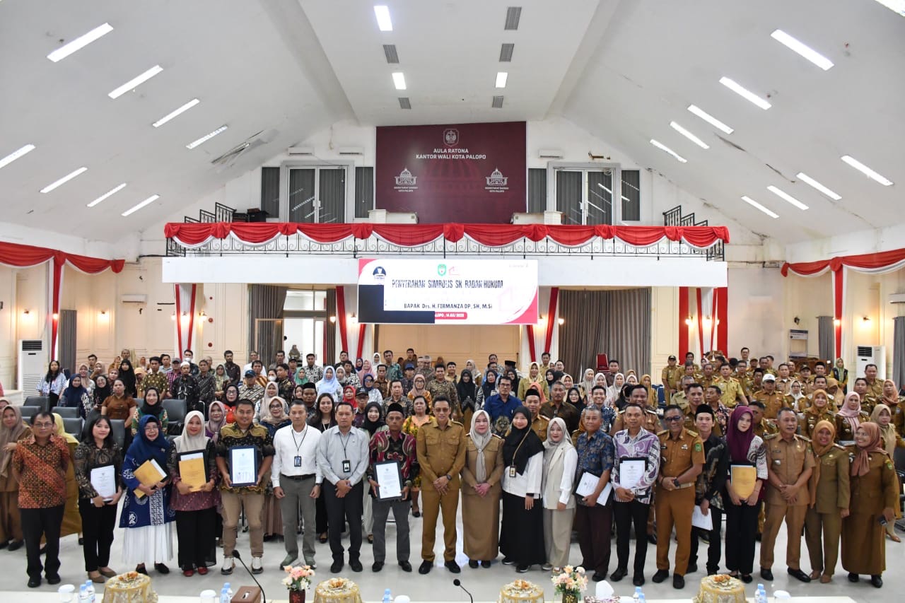 Penyerahan Simbolis SK Badan Hukum Koperasi Merah Putih Se-Kota Palopo