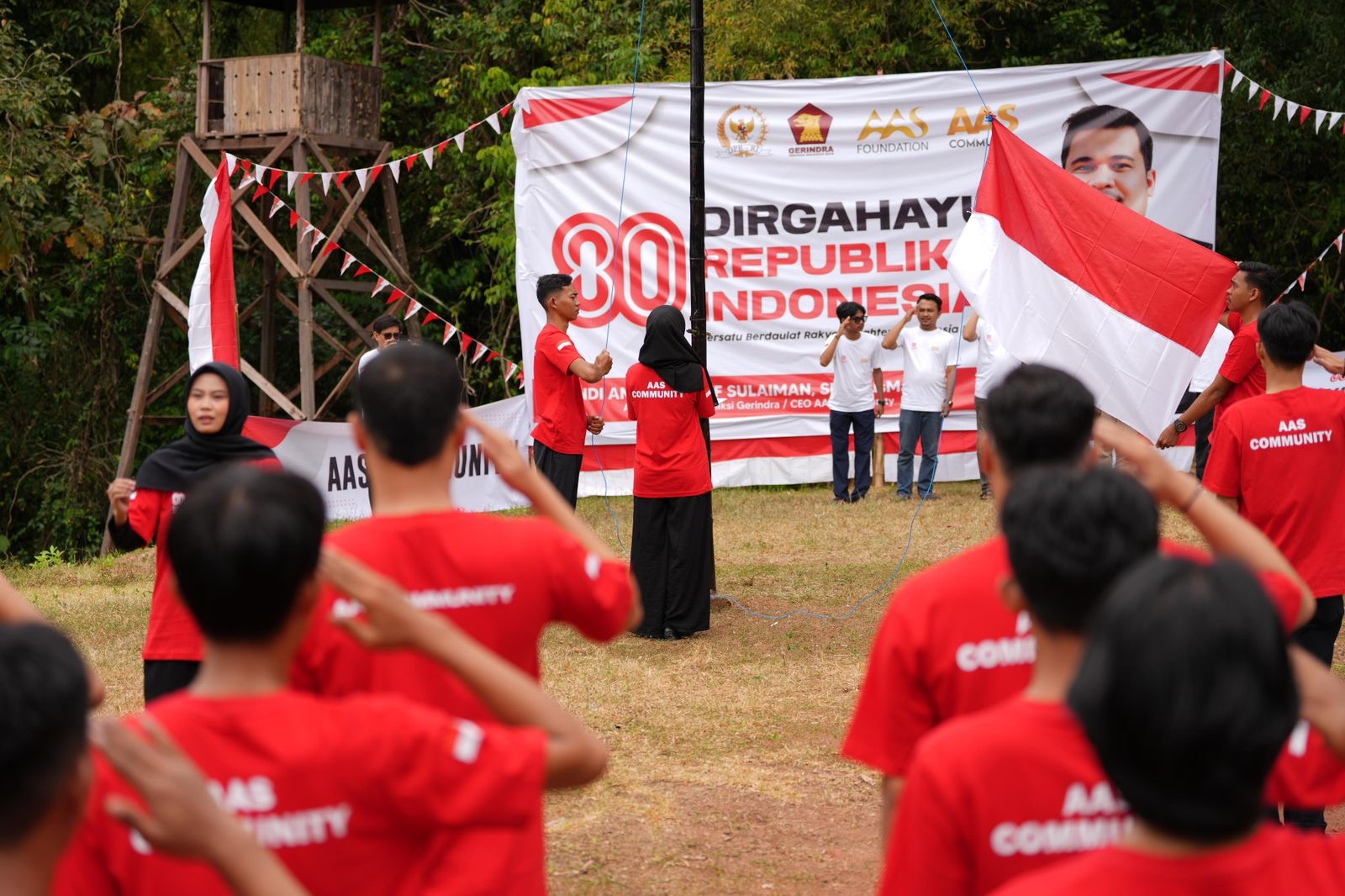 AAS Community Gelar Upacara Dirgahayu RI ke-80 di Kebun Raya Pucak Maros, Disertai Pembagian Sembako untuk Ibu Hamil