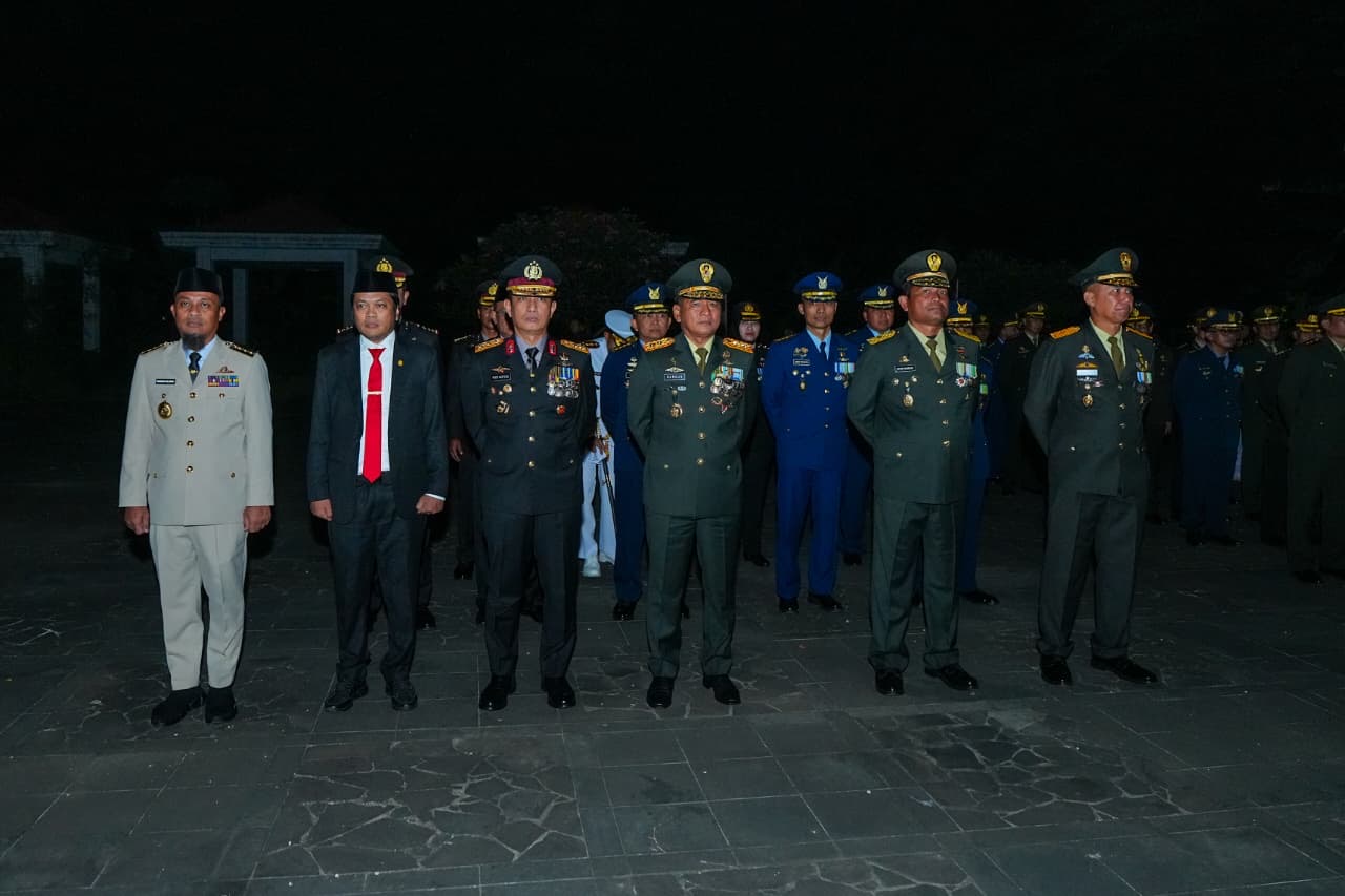 Gubernur Sulsel Ikuti Apel Kehormatan Renungan Suci di TMP Panaikang Bersama Forkopimda