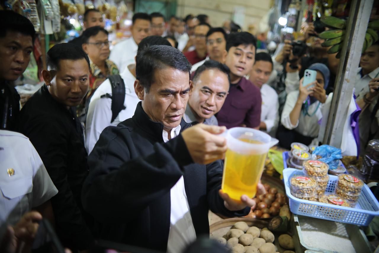 DI PASAR GEDE SOLO, MENTAN AMRAN TEMUKAN MINYAKITA MASIH BELUM SESUAI TAKARAN