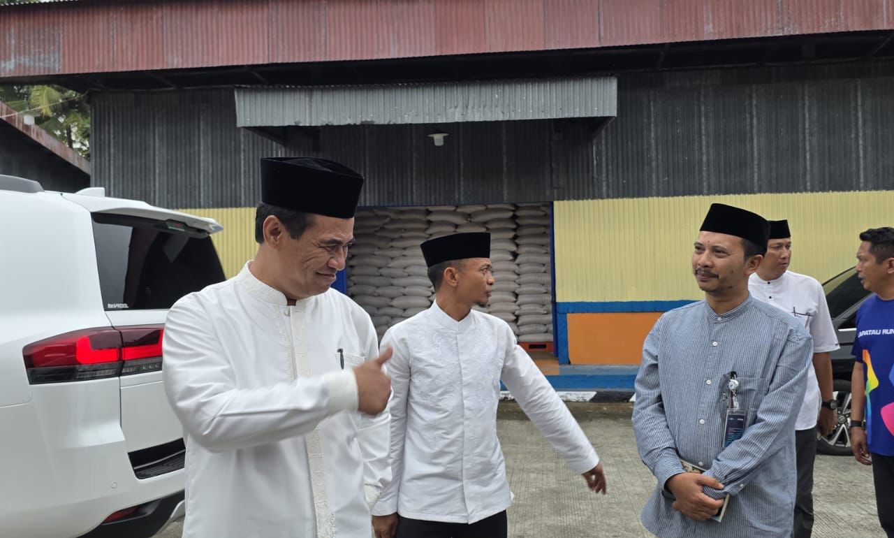 Hari Kedua Lebaran, Mentan Tancap Gas Turun Lapangan Sidak 4 Gudang Bulog di Sulsel