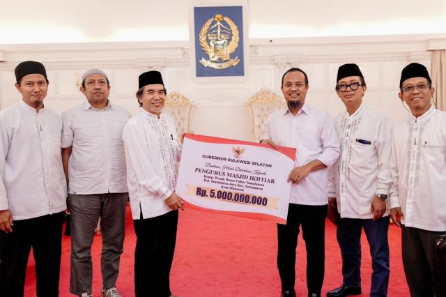 Gubernur Sulsel Serahkan Dana Hibah Rp5 Miliar untuk Pembangunan Masjid Ikhtiar Perdos Unhas
