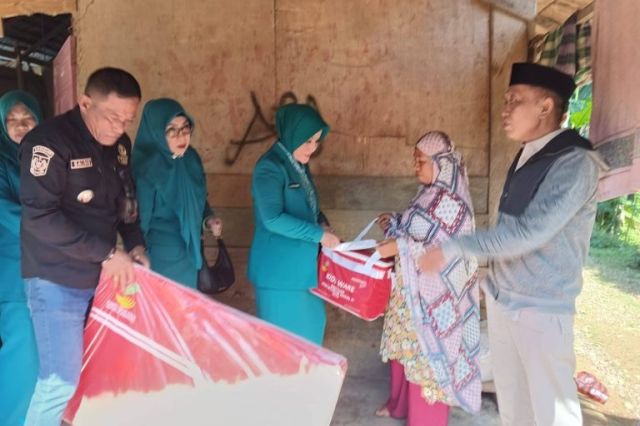 TP PKK Kota Palopo Lakukan Kunjungan ke Keluarga Tidak Mampu dan Anak Penderita Stunting
