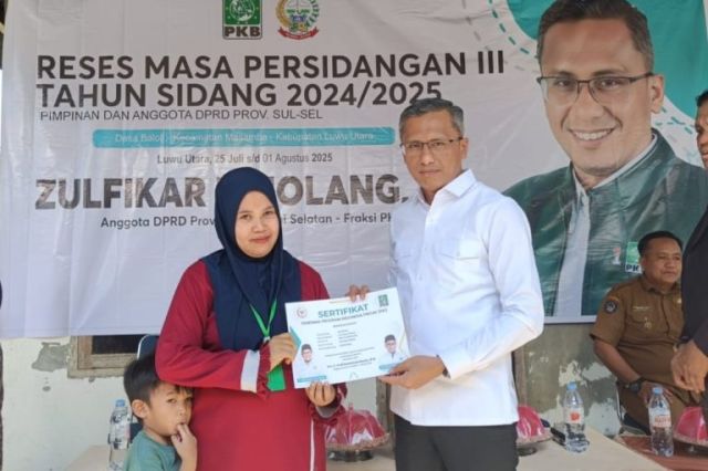 Zulfikar Limolang Serahkan Beasiswa PIP Saat Reses di Desa Baloli