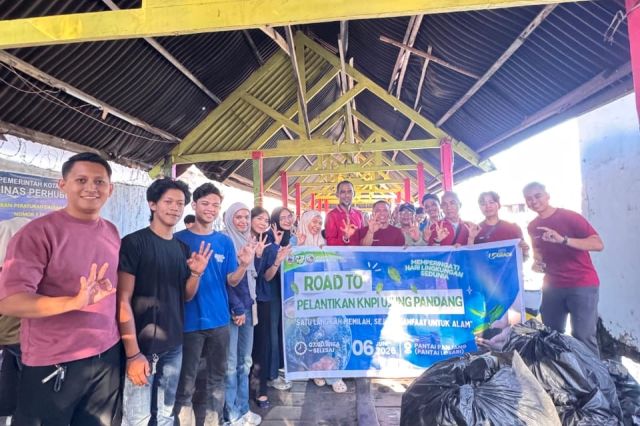 Semangat kepedulian terhadap lingkungan ditunjukkan oleh Pengurus Kecamatan (PK) KNPI Ujung Pandang