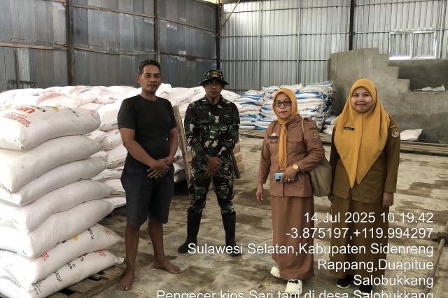 Babinsa Koramil 1420-05 Bersama BPP Dua Pitue Tinjau Gudang Pupuk Kios Sari Tani Desa Salobukkang ‎