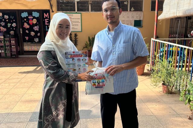 Asap Karhutla Mengancam Kesehatan Anak, Hypoglossus Foundation Bagikan Masker di Makassar