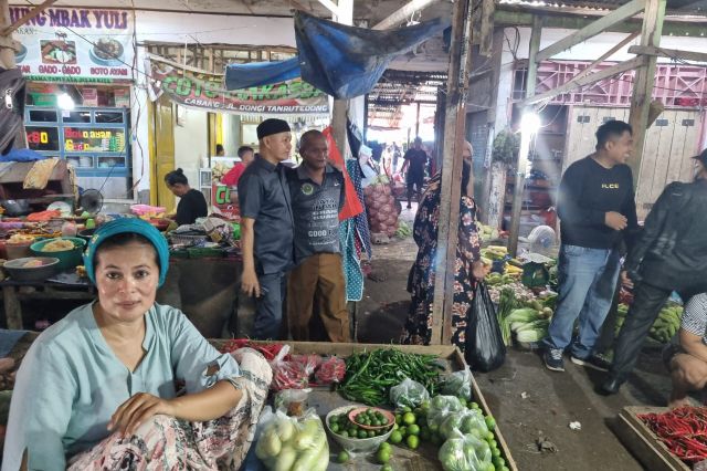 Tinjau Pasar Tanrutedong, Ismail Aksa Pastikan Pasokan Bahan Pangan Lancar Dan Terkendali