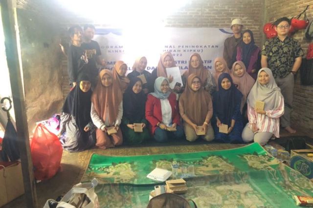 Semangat Anak Muda Maros Bangkitkan Industri Kreatif Inklusif Lewat Daun Lontar dan Limbah Kertas