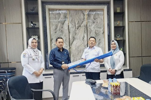 Dinas Koperasi dan UKM Kota Palopo Serahkan Bantuan Payung untuk Pelaku UMKM