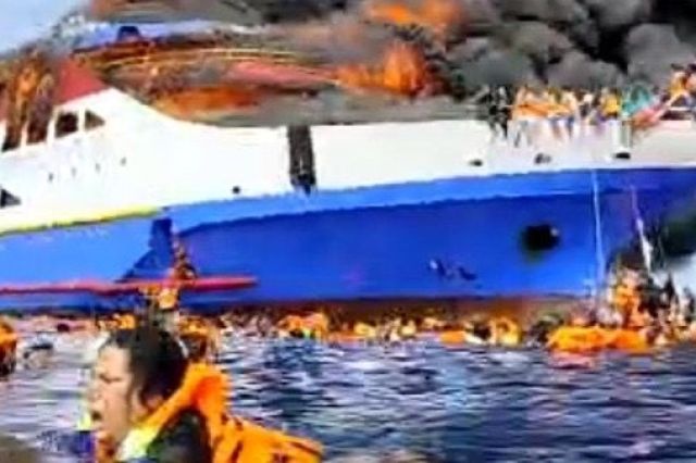 Insiden Kapal Terbakar di Perairan Pulau Taliase Sulut, Terlihat Penumpang Lompat ke Laut
