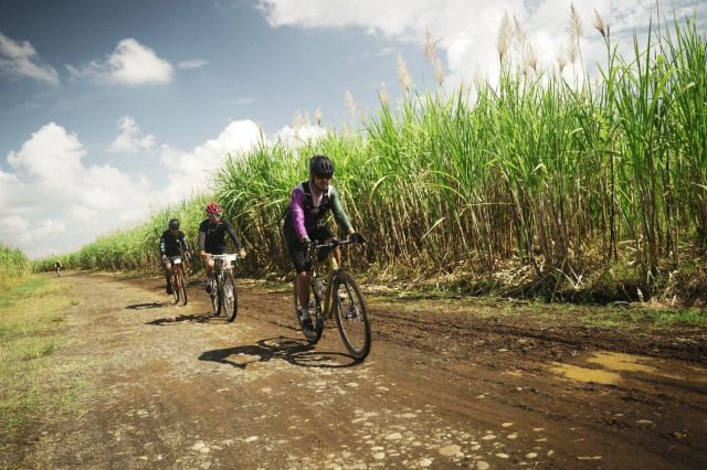 SUSUR 104 KM ALL TERRAIN 2025: BERSEPEDA MANDIRI, DI TENGAH TERIK SURYA, HAMPARAN DEBU, DAN RIAK BAHAGIA PENDUDUK LOKAL.