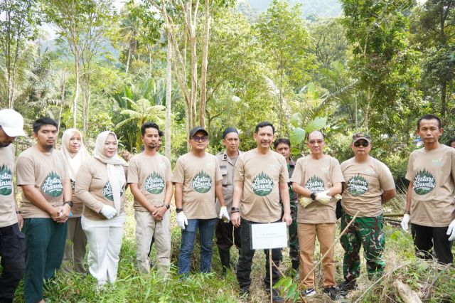 Pj. Wali Kota Palopo Tanam Bibit Durian, Dukung Rehabilitasi Lingkungan dan Ketahanan Pangan