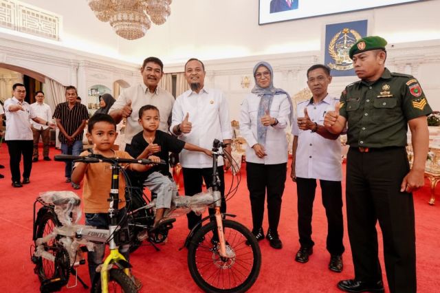 Dua Bocah Asal Gowa Pemungut Sisa Kue Viral, Kini Dihadiahi Sepeda oleh Gubernur Sulsel