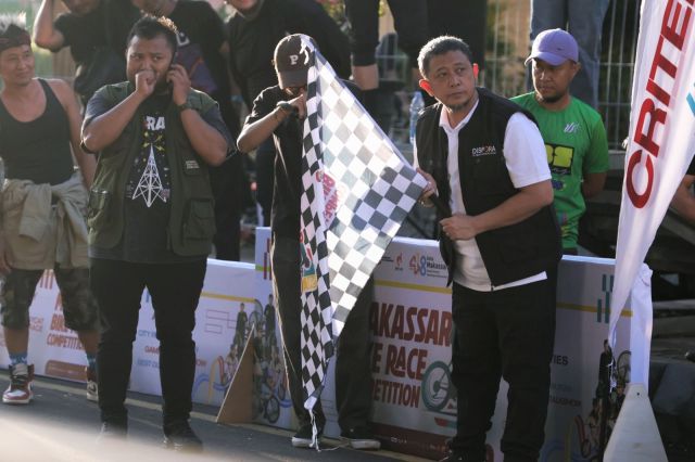 Kadispora Kota Makassar Buka Makassar Bike Race 2025 di Lapangan Karebosi