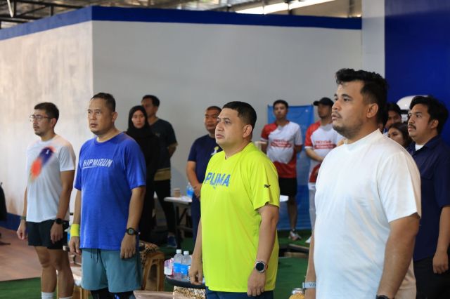 Kadis Dispora Makassar, Syamsul Bahri, S.IP., M.Si, mendampingi Wali Kota Makassar, Munafri Arifuddin, dalam pembukaan HIPMI Sulsel Sport Cup 2025
