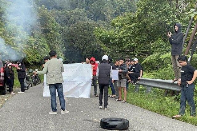 Warga Battang Barat Desak Akses Internet, APMBB Gelar Aksi Blokir Jalan