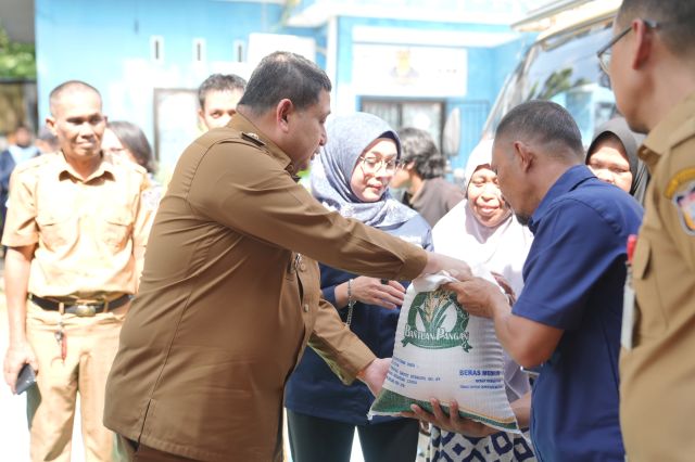 Wali Kota Munafri Kawal Penyaluran Beras Bantuan Pusat ke Warga Makassar