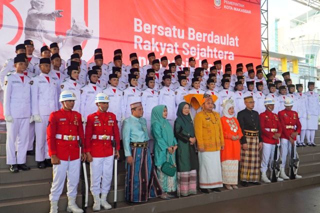 Wali Kota Munafri Pimpin Penurunan Bendera, Tampil dengan Pakaian Adat Toraja