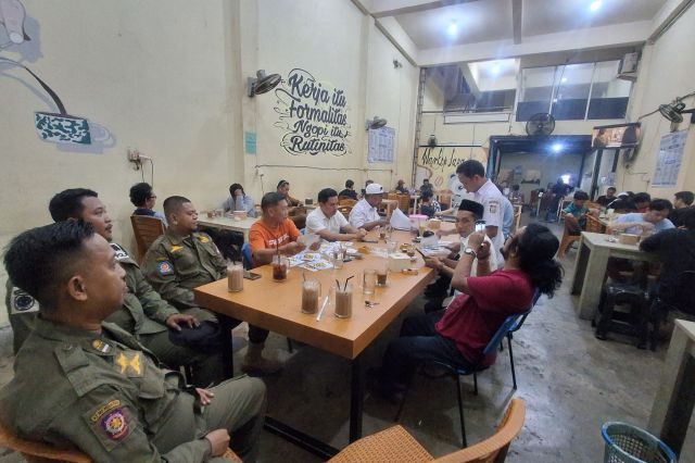 PD Pasar Makassar Tertibkan Pedagang Bayangan, Alihkan di Zona Nyaman