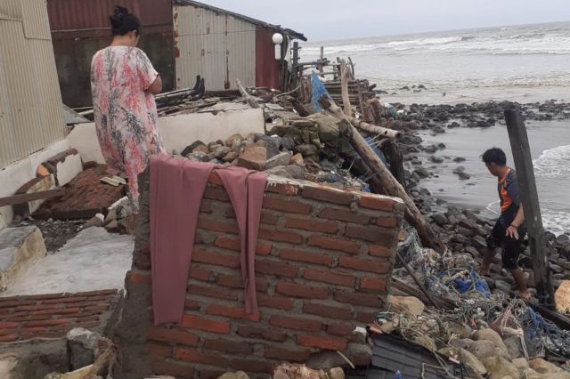 BPBD Pinrang Tanggap Bencana: Angin Kencang dan Gelombang Besar Rusakkan Rumah Warga di Minangakae