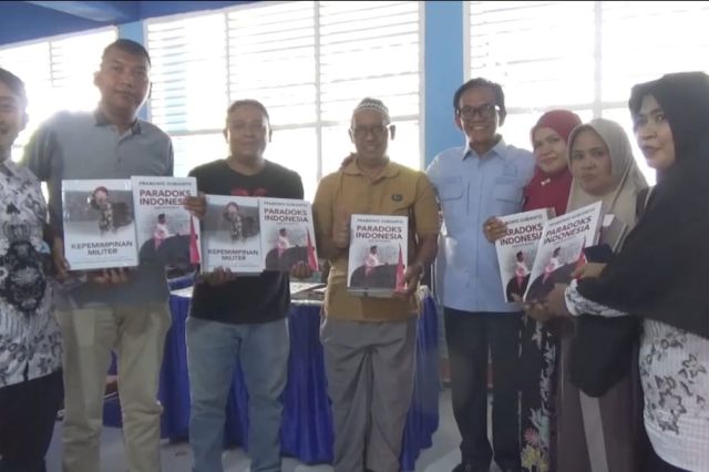 Buku Karya Presiden Prabowo Dibagikan kepada Sekolah di Pinrang