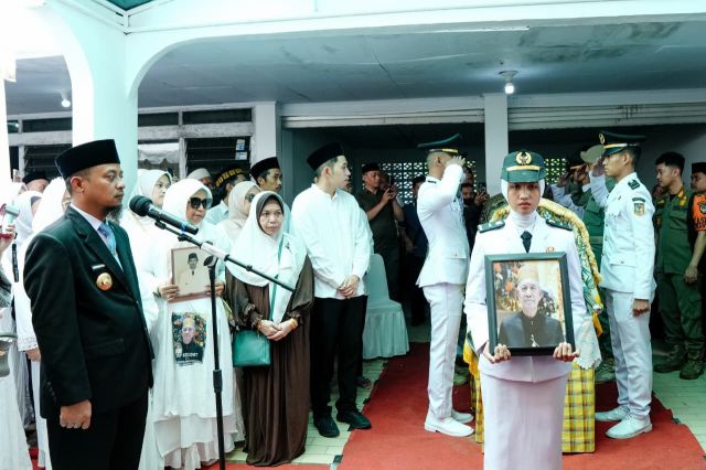 Gubernur Sulsel Lepas Jenazah Mantan Sekprov Mappatoeroeng Parawansa