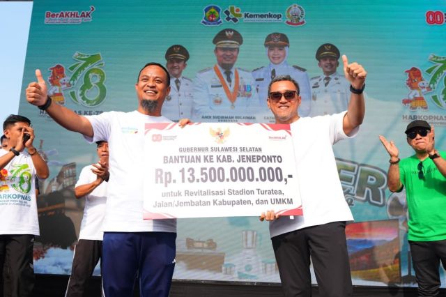 Gubernur Sulsel Serahkan Rp13,5 M untuk Revitalisasi Stadion Jeneponto