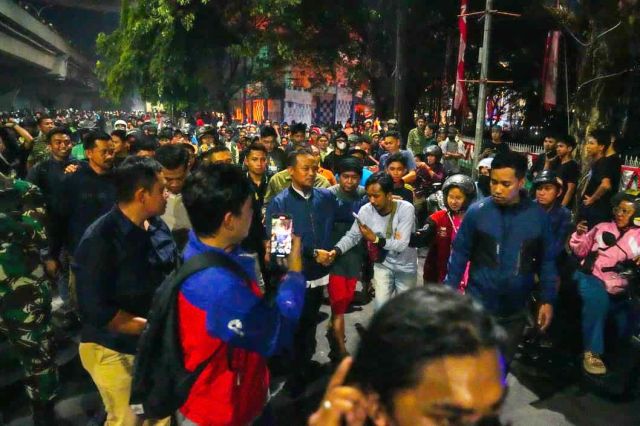 Temui Massa Aksi, Gubernur Sulsel Imbau Masyarakat Menahan Diri dan Jaga Sulsel