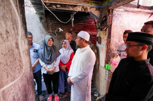 Gubernur Sulsel Tinjau Lokasi Kebakaran di Jalan Baji Dakka, Serahkan Santunan untuk Korban