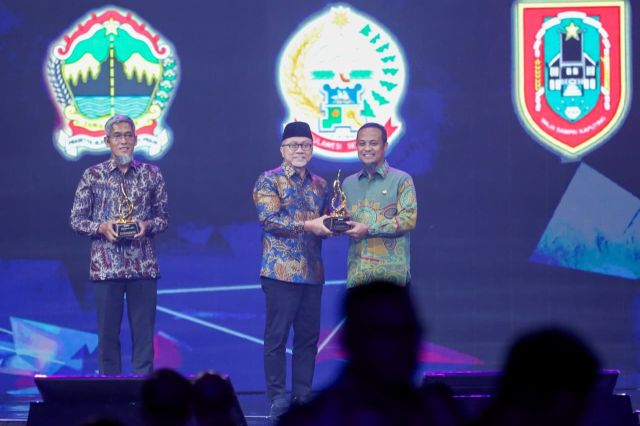 Rekor Sejarah Stok Pangan, Gubernur Sulsel Terima Penghargaan Nasional Ketahanan Pangan