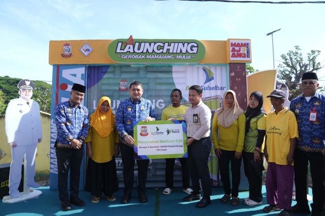 Wali Kota Munafri Serahkan Gerobak untuk Pedagang Bunga TPU Dadi