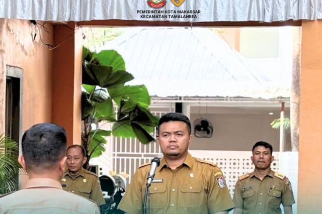 Sekretaris Camat Tamalanrea Pimpin Apel Pagi di Halaman Kantor Kecamatan Tamalanrea