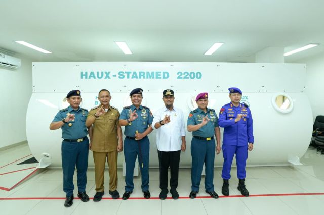 Gubernur Sulsel Terima Brevet Kehormatan Hiperbarik dari TNI AL