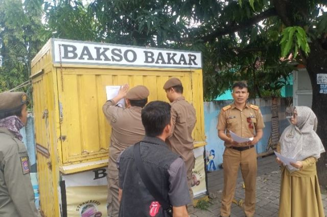 Pemerintah Kecamatan Tamalanrea Tegur Pedagang Kaki Lima di Pintu Nol Unhas