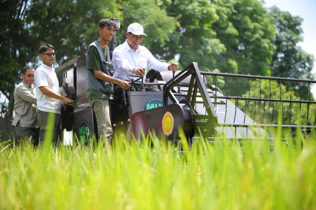 Mentan Banggakan Generasi Combine Harvester Terbaru di Serpong
