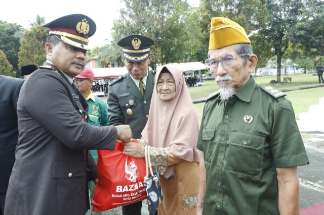 BAZNAS Palopo Peringati Hari Pahlawan dengan Menyalurkan Paket Sembako