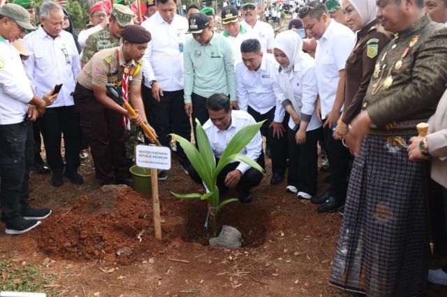 Percepat Hilirisasi Kelapa Nasional, Mentan Amran Launching Gerakan Menanam Lima Juta Kelapa di Selayar