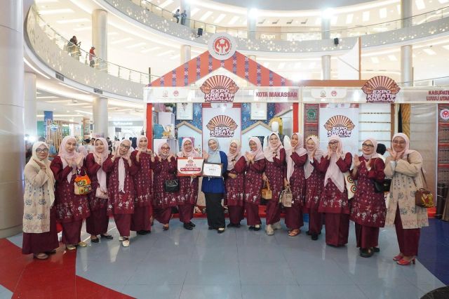 Dekranasda Kota Makassar Raih Juara 2 Parade Wastra di Penutupan Expo Kreatif Andalan 2025