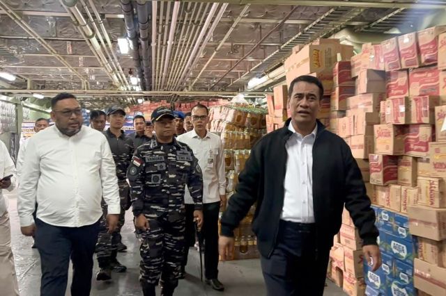 Mentan Amran Kirimkan Bantuan Bencana Sumatra dengan KRI Banda Aceh