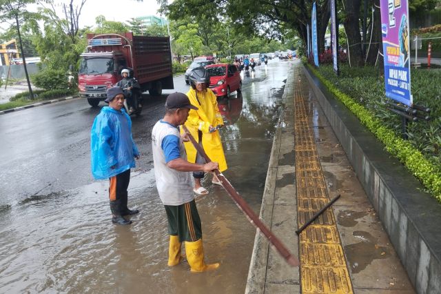 Saluran di JL. Urip Tersumbat, Satgas Drainase Diterjunkan ke Titik Rawan, Fokus Pulihkan Drainase