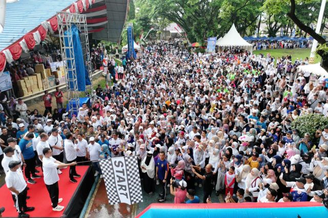 Gubernur Sulsel Lepas Ribuan Peserta Jalan Sehat Anti Mager di Pangkep
