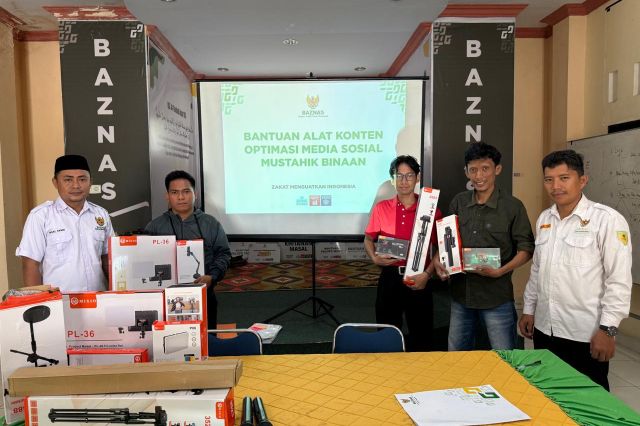 BAZNAS Palopo Cetak Kreator Zakat: Tiga Mustahiq Terima Bantuan Alat Konten