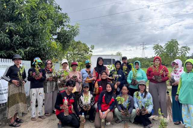Hijaukan Lingkungan, Mahasiswa KKNT Unhas Gelar Aksi Tanam Pohon
